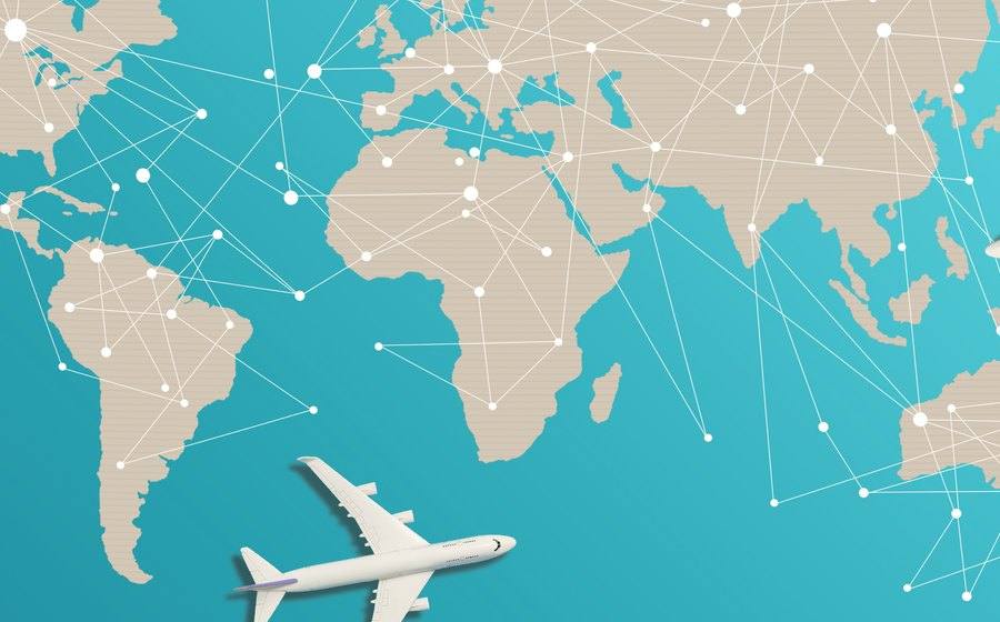 Mapa del mundo con rutas de vuelo y un avión